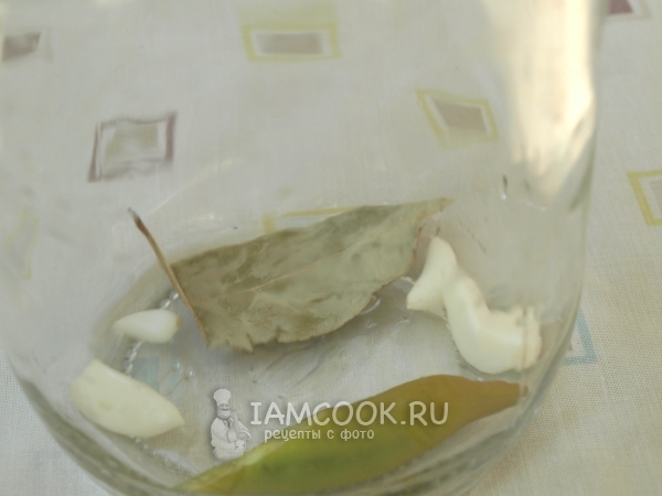 Положить в банку перец, чеснок и лавровый лист