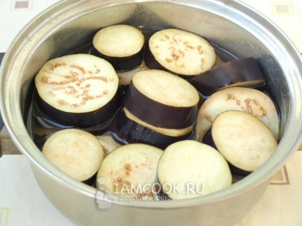 Положить баклажаны в соленую воду