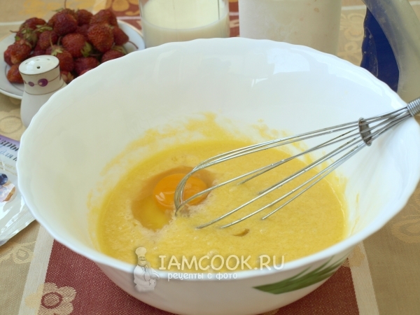 Добавили 2 яйца к маслу