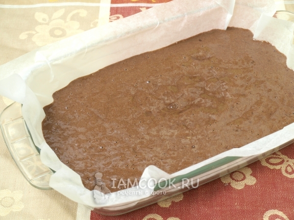 Выложить тесто в форму