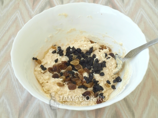 Положить изюм и чернослив