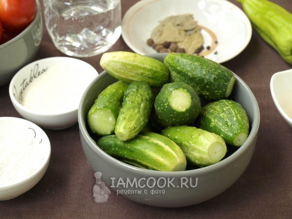 Помыть огурцы