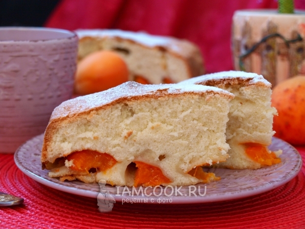 Шарлотка с абрикосами
