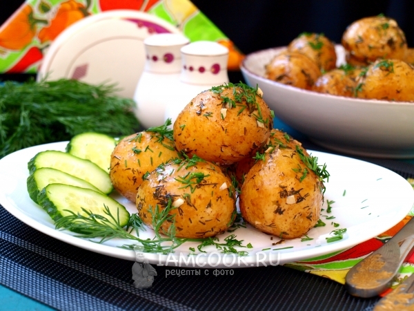 Фото молодого картофеля, запеченного в рукаве в духовке