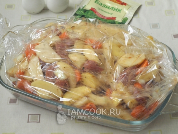 Положить мясо с овощами в форму