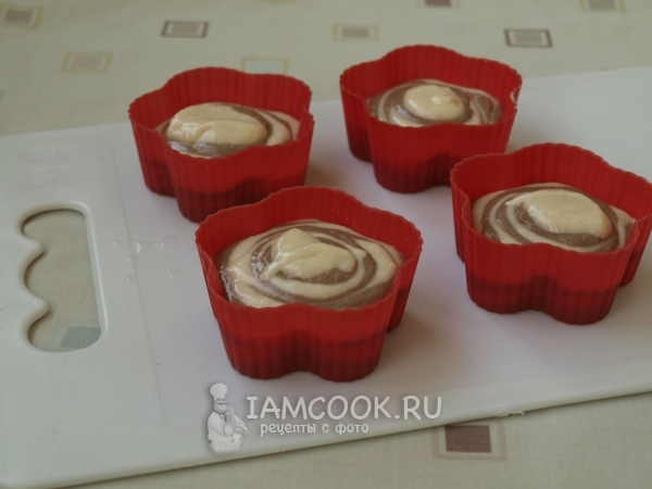 Перелить тесто в формочки