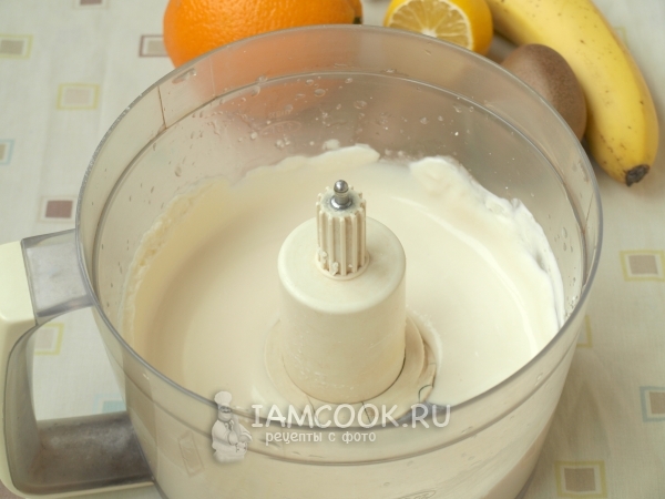 Влить желатин в творожную массу