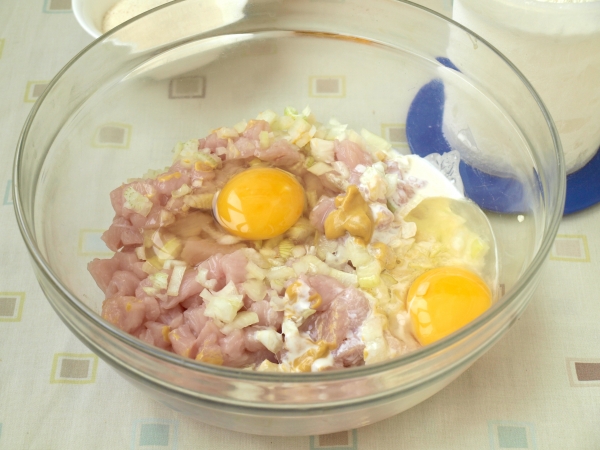 Добавить яйца, горчицу и сметану