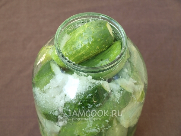 Всыпать соль и сахар