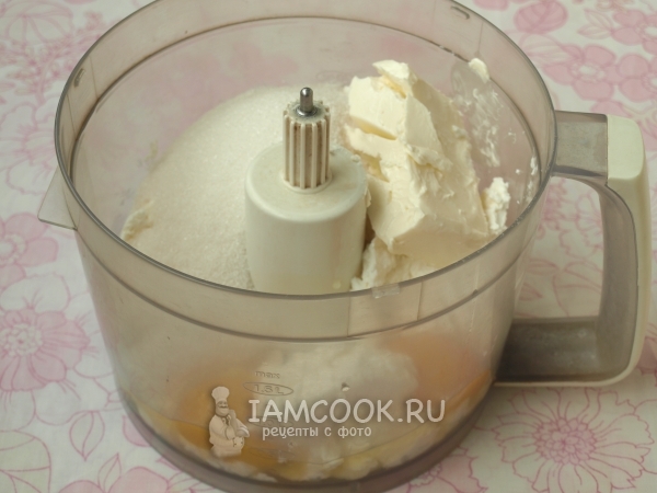 Положить в блендер творог, сахар, яйца и масло