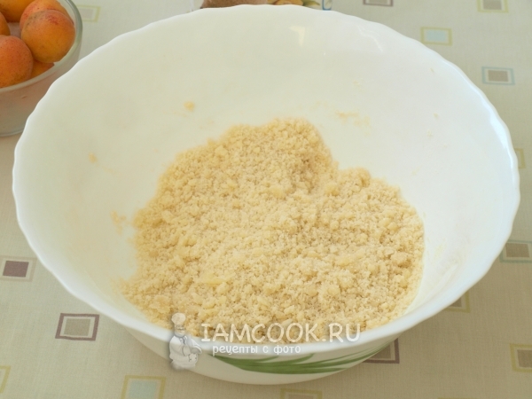 Растереть масло с сахаром и мукой