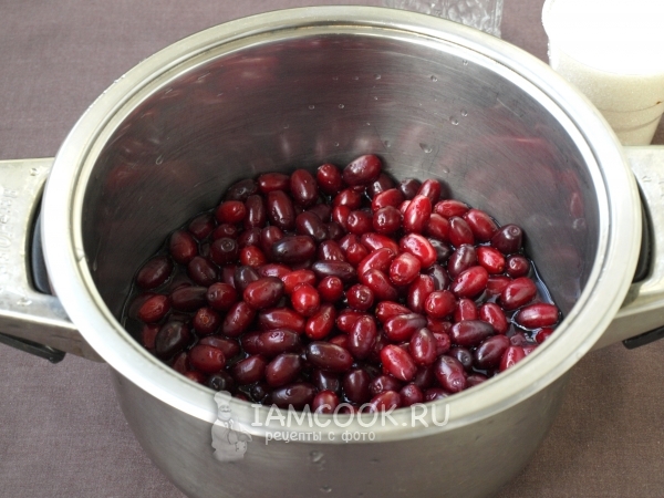 Положить ягоды в кастрюлю с водой