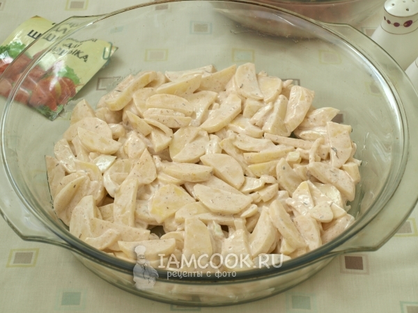 Выложить в форму слой картофеля