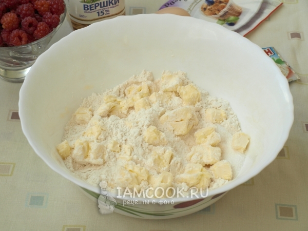 Соединить масло, муку и сахар