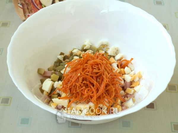 Добавить яйца и морковь