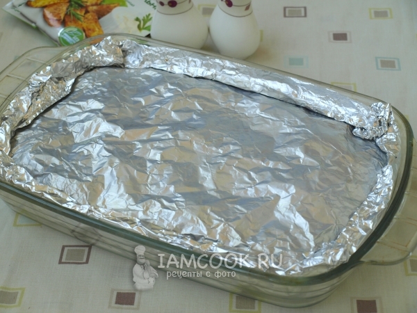 Уложили блюдо в фольгу и накрыли