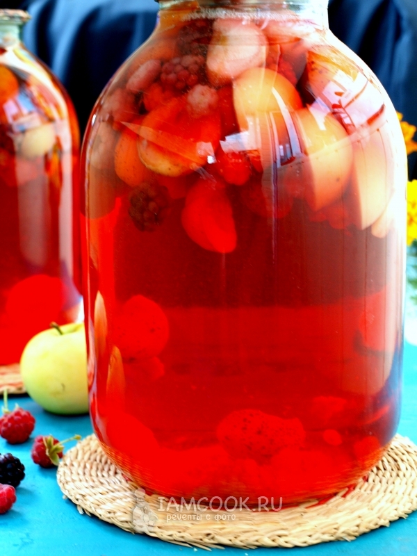 Готовый компот из яблок, абрикосов и ягод на зиму