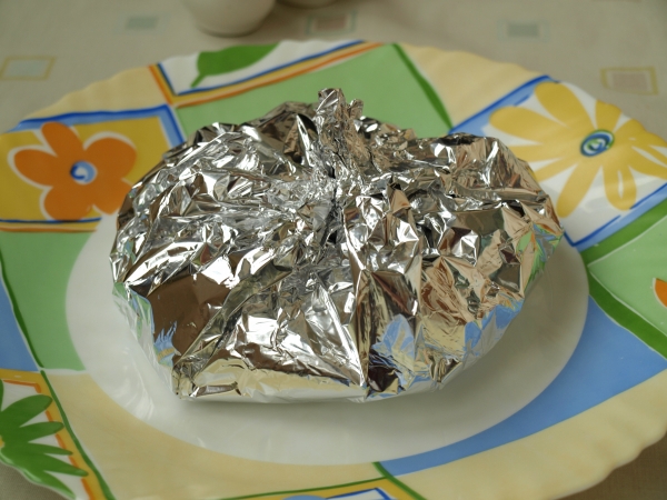 Завернуть мясо с овощами в фольгу
