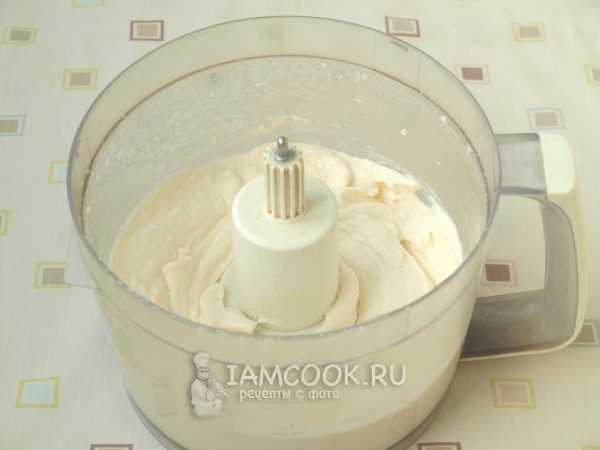 Взбить творог со сметаной и сахаром