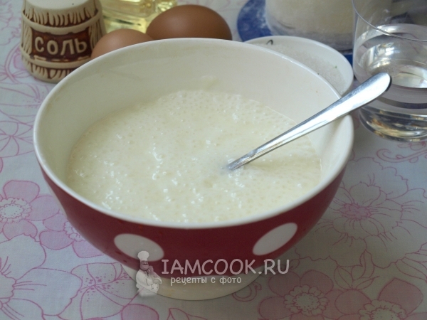 Всыпать в кислое молоко соду