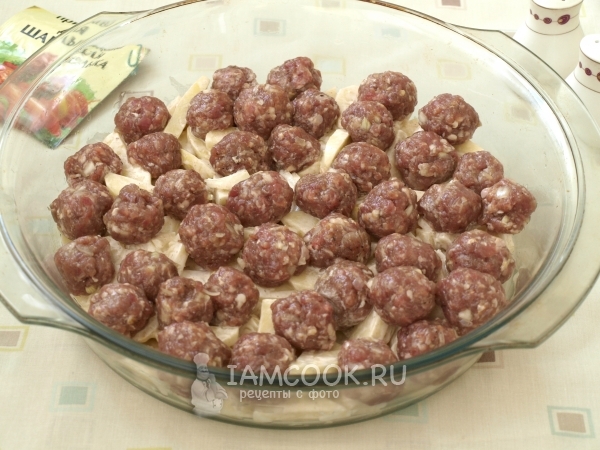 Положить на картофель фрикадельки