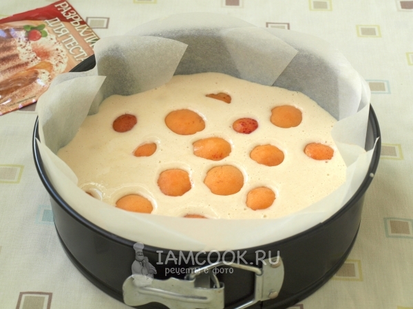 Выложить в тесто абрикосы