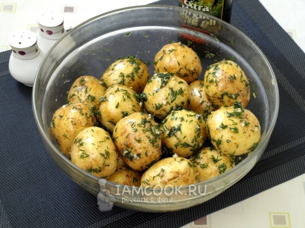 Размешать картофель с заправкой