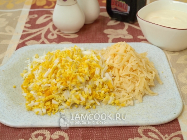 Потереть на терке яйца и сыр