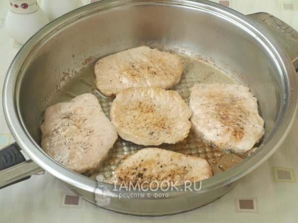 Обжарить мясо