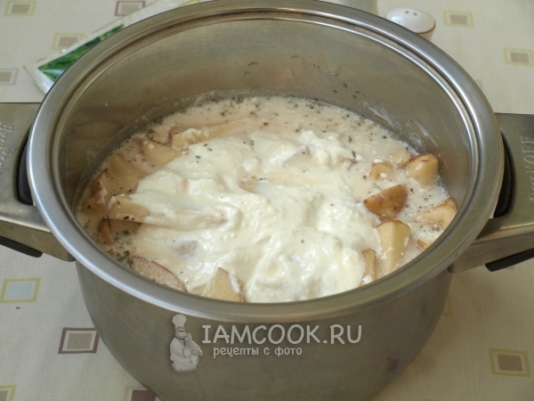 Добавить воду и сметану