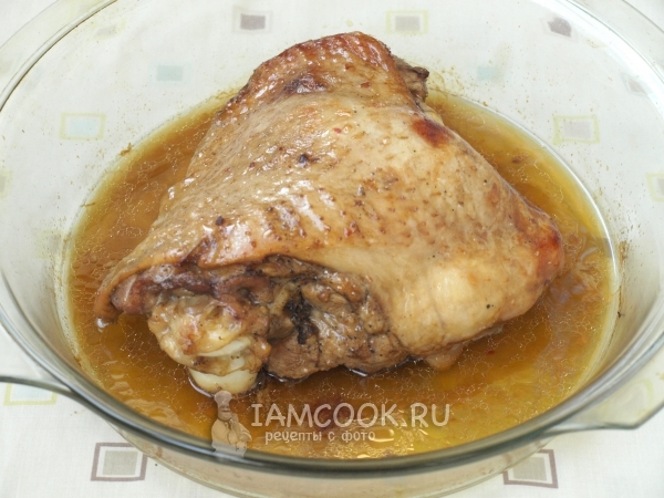 Готовое бедро индейки, запеченное в духовке