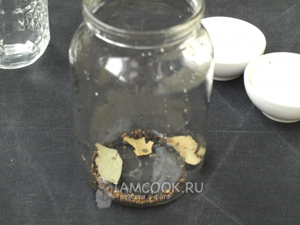 Положить в банку специи