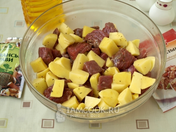 Соединить картофель с мясом