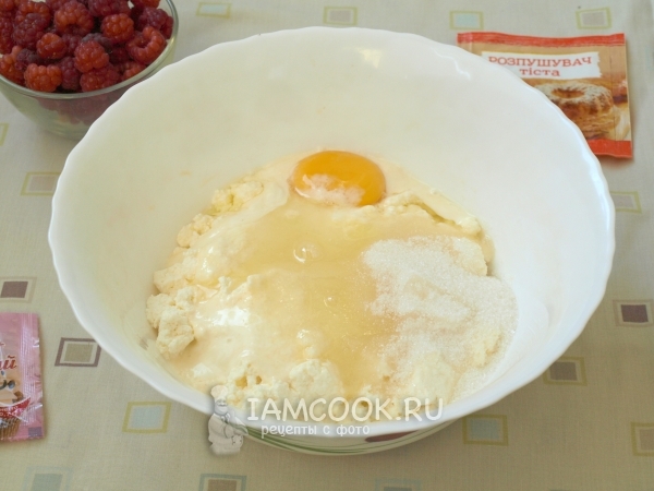 Соединить сахар, сметану, яйцо и творог