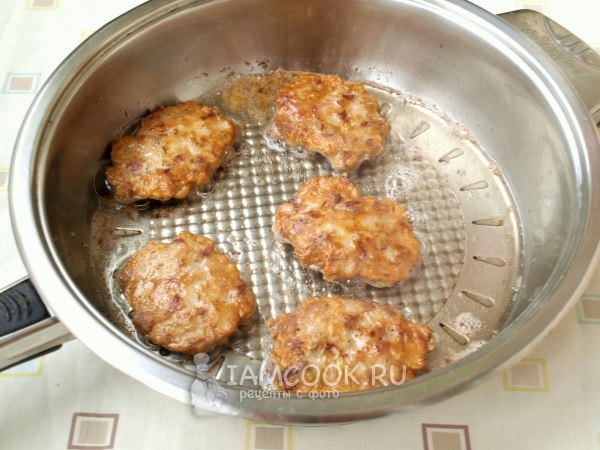 Пожарить котлеты