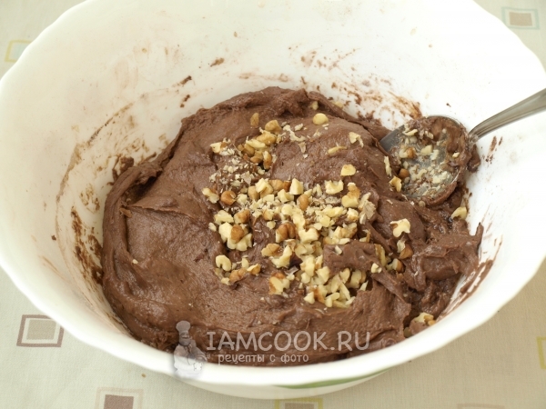 Положить рубленные орехи