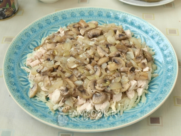 Положить слой грибов с луком