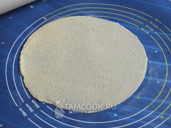 Тесто раскатать в круг и наколоть вилкой