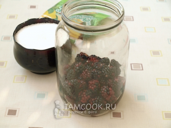 Положить ягоды в банку