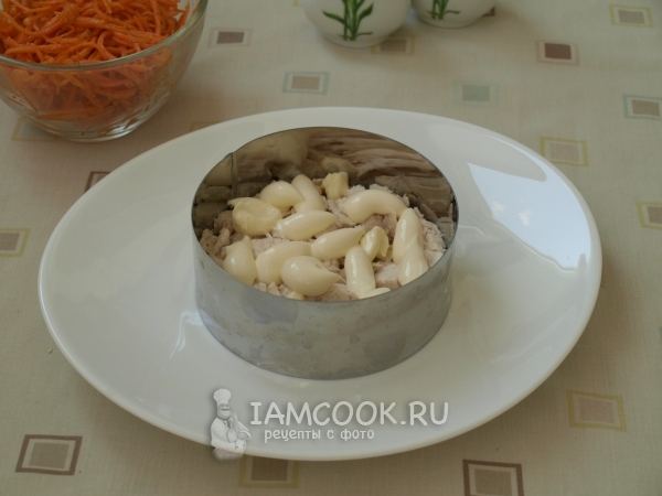 Выложить слой мяса с майонезом