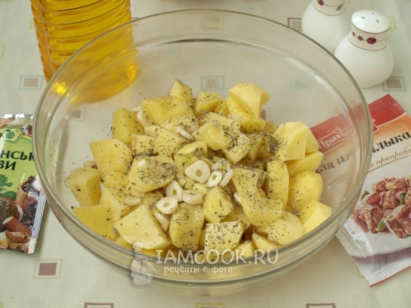 Соединить картофель с чесноком и специями