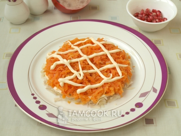 Положить слой моркови с майонезом