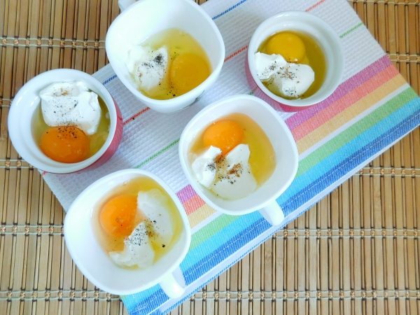 Положить сметану, соль и перец