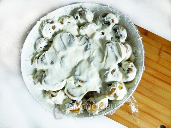 Выложить все шарики в креме в тарелку