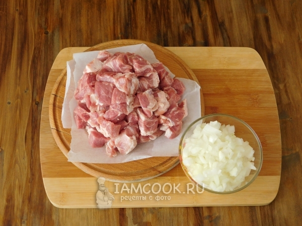 Порезать мясо и лук