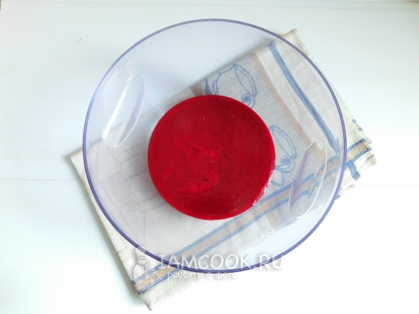 Влить в миску вишневый мусс