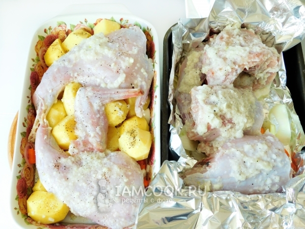 Положить мясо на овощи