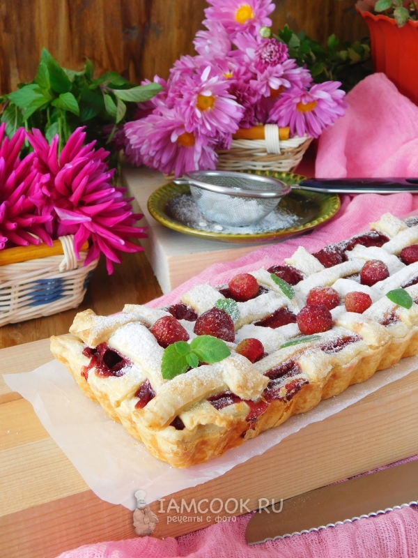 Готовый пирог из слоеного теста с замороженной клубникой