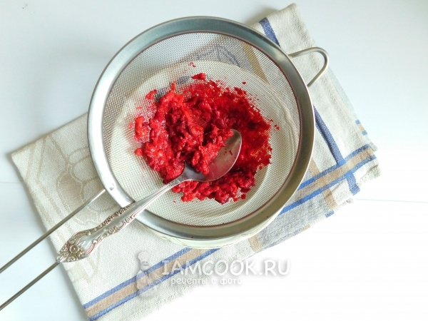 Протереть вишню через сито