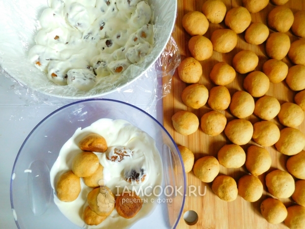 Смешать шарики со сметанным кремом